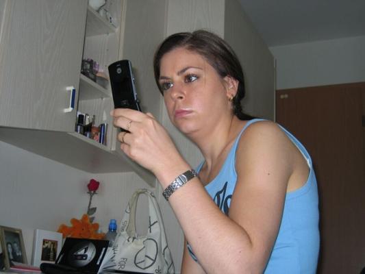 Femme mignonne se doucher