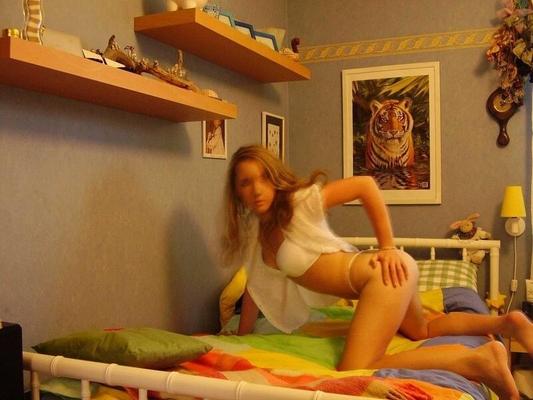 Tolle Teenager, die vor ihren Freunden angeben