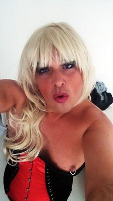 Michelle Whore agissant comme une bimbo