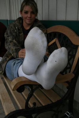 garota com os pés