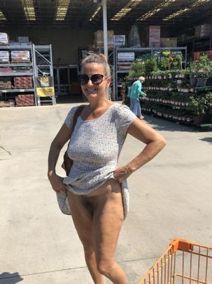 Coño intermitente en público con vestido corto sin bragas