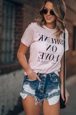 Mulheres vestindo shorts