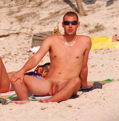 na praia de nudismo
