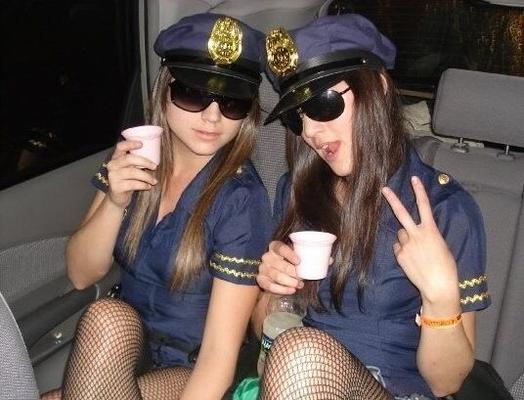 婦人警官の制服：いたずらで逮捕される妻たち