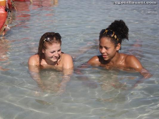 Amber und Beth im Urlaub