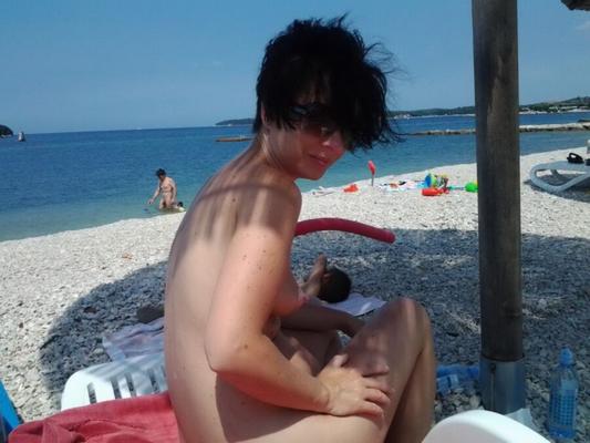 Mulheres na praia de nudismo