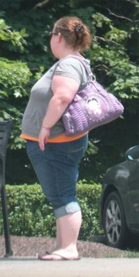 Mãe baixinha MUITO gorda, saliência gigantesca, roupas APERTADAS