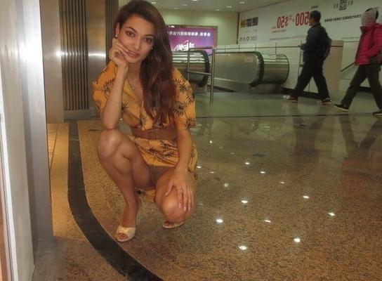 jolie brune tipo toujours nue sous ses robes
