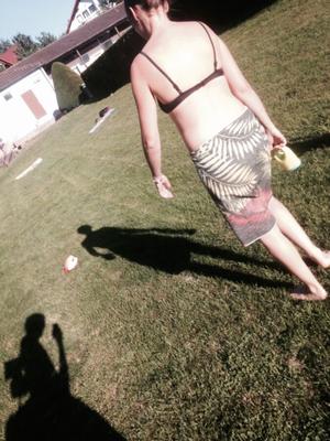 ma femme enceinte à la piscine publique