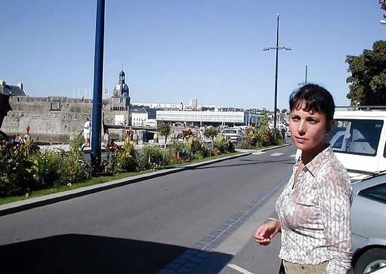 Die Französin Nadine Flashing in Concarneau
