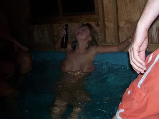 Chicas fiesteras en el jacuzzi