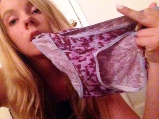 小さな十代のパンティーを披露する若いライリー