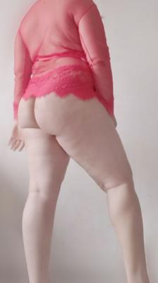 アラブのフェムボーイの赤いランジェリーぽっちゃり女装