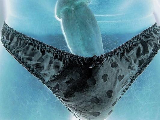 露出要求に応えてパンティ姿のチンポを再投稿！