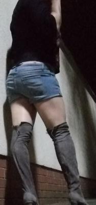 Sissy-Streetwalker raucht und sehnt sich nach öffentlicher Demütigung