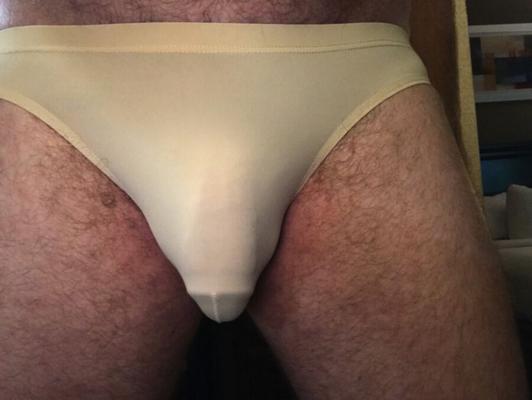 Homme nu-culotte à l'hôtel