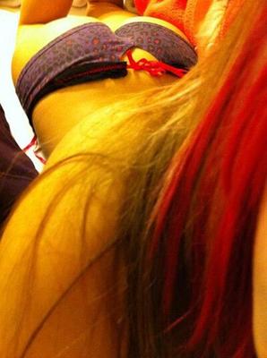 Rubia muy linda con grandes tetas turgentes