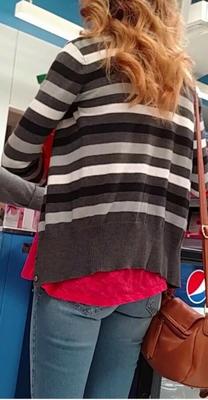 Aufrichtiger Teenager in Jeans mit engem Arsch
