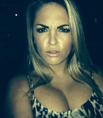 Salope sexy aux seins parfaits