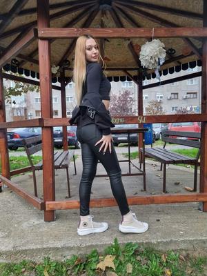 Reddit-Babe Mystic Aura in Leder/Jeans