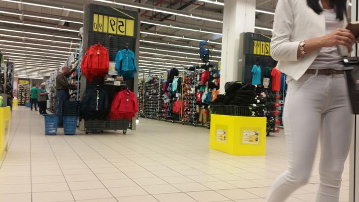 Morena sexy fazendo compras