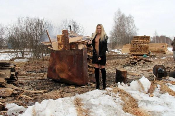 Джесси Голд Обнаженная блондинка на лесопилке
