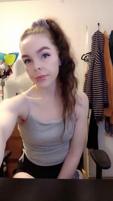 Elle sait tres bien se vendre cette petite pute