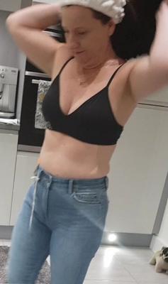 Levez les bras pour montrer vos petits seins ! 