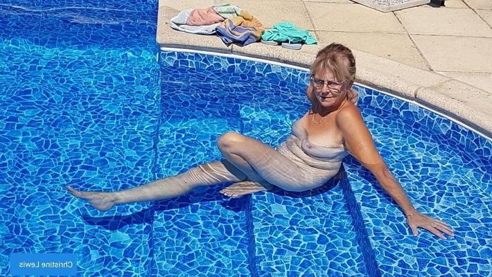 Christine nudiste GILF de Bedford