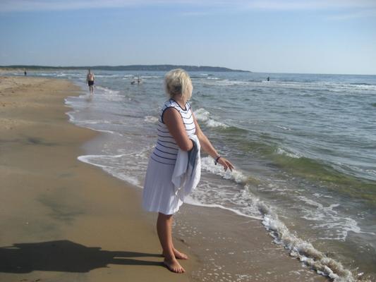 Clara na praia Suécia