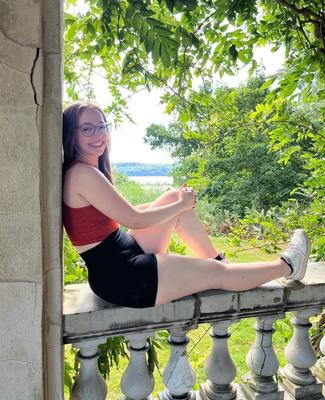 Heißes Teenie-Nerd-Girl