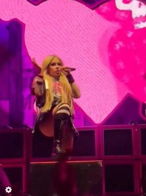 Avril Lavigne sous la jupe 2