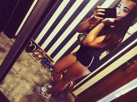 Adrianna 大きなお尻の巨乳ポーランド人ティーン