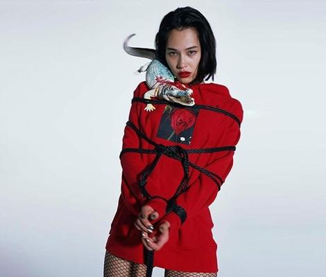 Modelo de escravidão Kiko Mizuhara