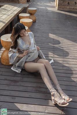 Xiong Xiaonuo trägt ein beiges Kleid