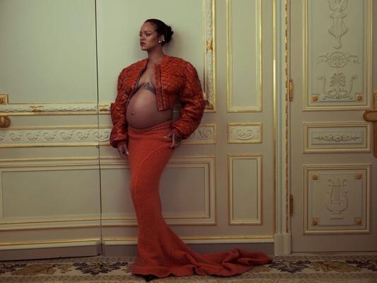 RIHANNA DESCUBRE TETAS Y PEZONES EN TOPLESS EN MODA PROVOCATIVA