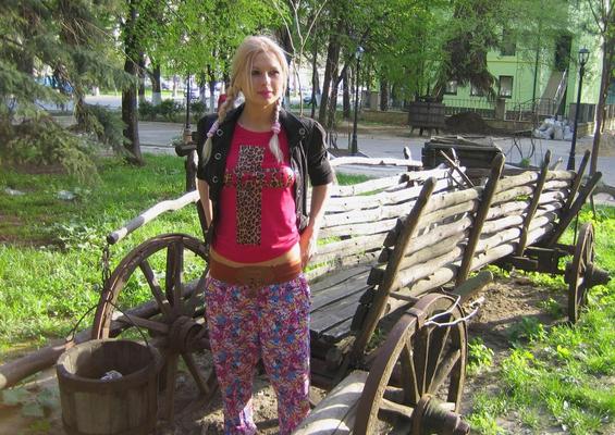 блондинка гуляет голышом