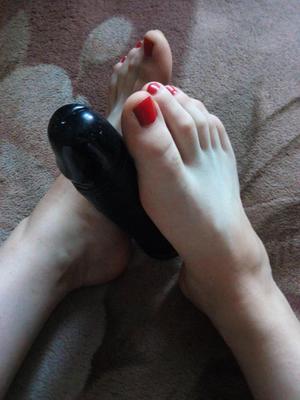 Meine Beine und ein Spielzeug