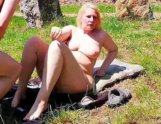 Blonde Frau ist eine Schlampe, die sich Sorgen macht, dass jemand ihr Gesicht erkennt