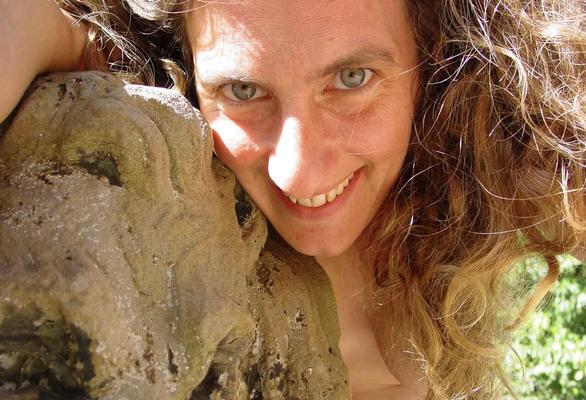 Femme poilue se tirant une balle en plein air