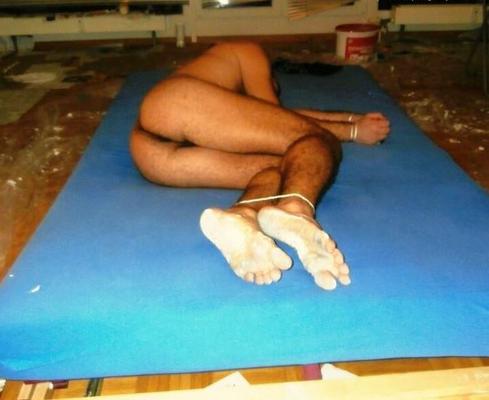 変態侵入者に裸の男（30歳）を拘束される