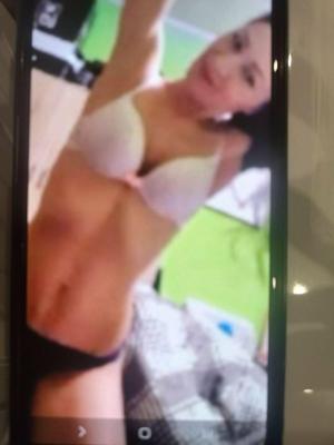 Sohn hat ein Bild von Mama Simona auf ihrem Handy gefunden.