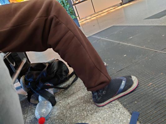 Arme Ebenholzfrau in Flip-Flops / Socken (Zwei-Tage-Abenteuer)