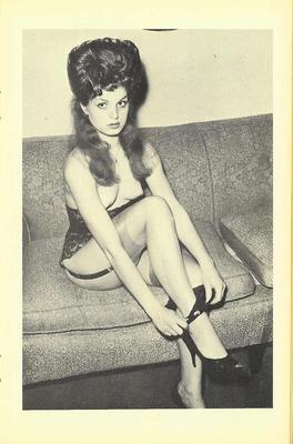 El encantador retro de Jana en monocromo 212