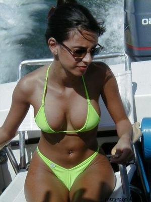 Mindy Vega desnuda en un barco