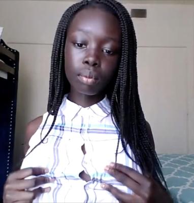 IDADE DE MENINA AFRICANA BONITA MOSTRA SEUS PRODUTOS NA CAM