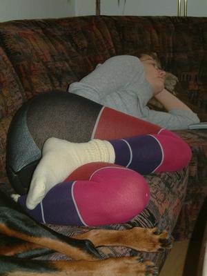 サスキア ブンテ Strickstrumpfhose auf dem ソファ