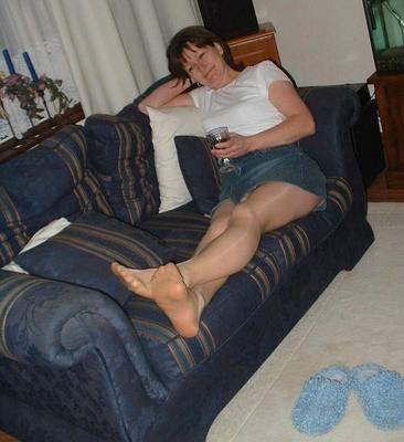 Heisse Frauen em Nylons no Sofá