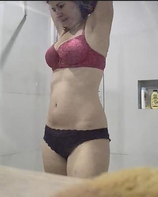 私のふしだらな女熟女妻がバスルームでスパイされました