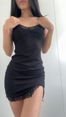 セクシーなスキニーブルネットが裸になる